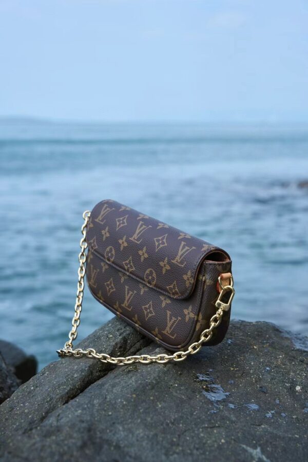 LV WALLET ON CHAIN IVY M81911