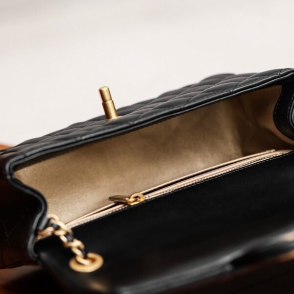 CHANEL Flap Bag 20cm