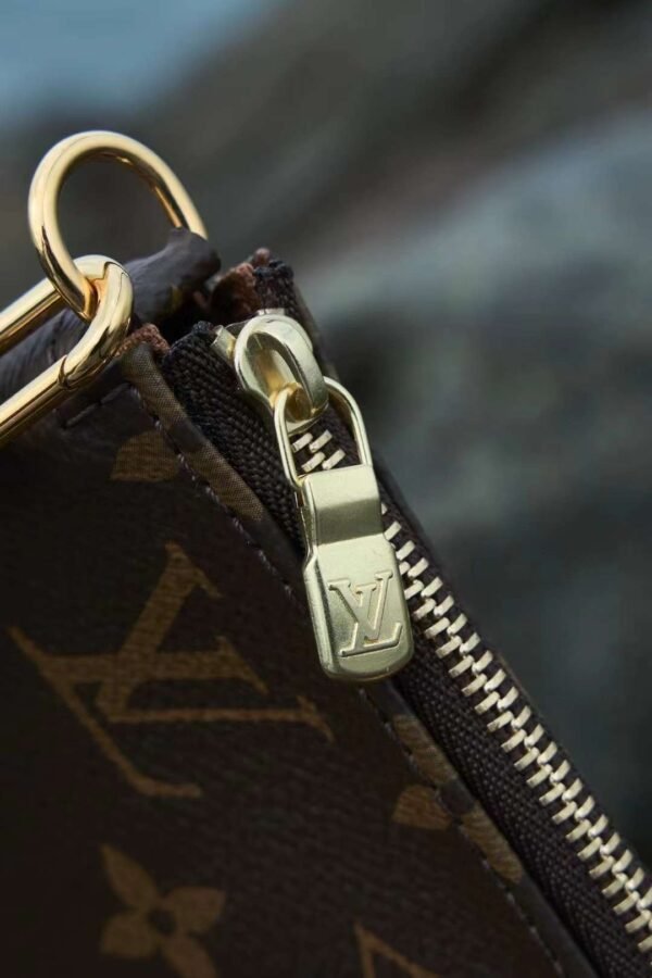 LV Pochette Accessoires Bag M40712
