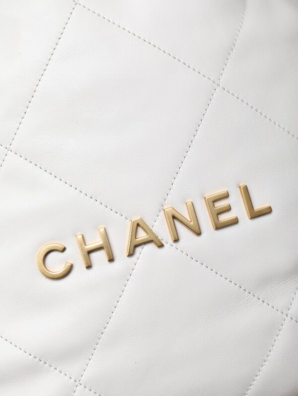 CHANEL 22 BAG