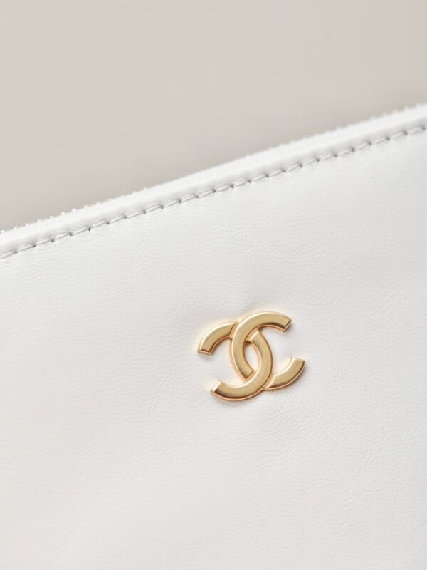 CHANEL 22 BAG