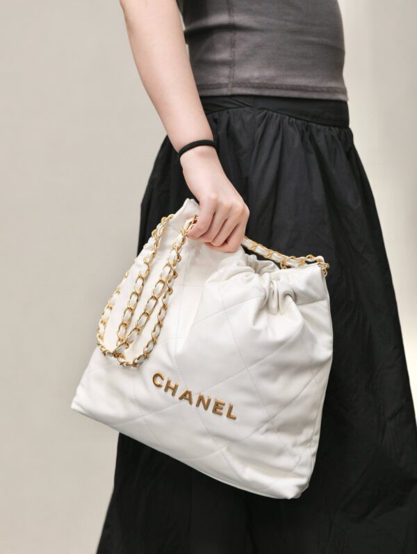 CHANEL 22 BAG