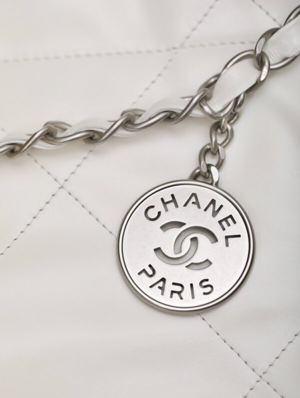 CHANEL 22 BAG