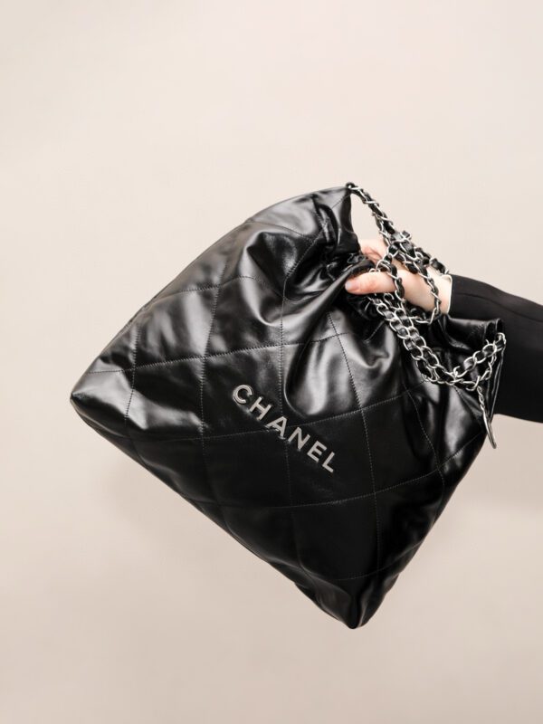 CHANEL 22 BAG