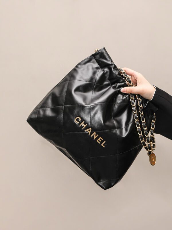 CHANEL 22 BAG