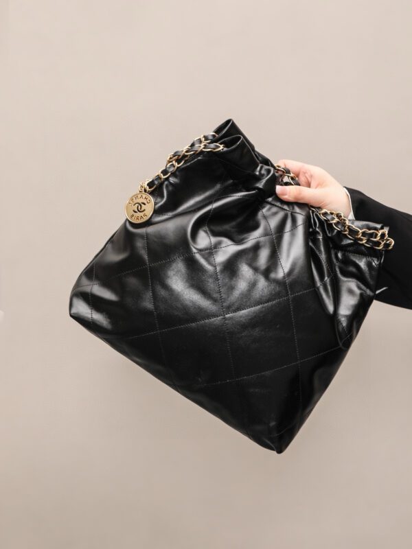 CHANEL 22 BAG
