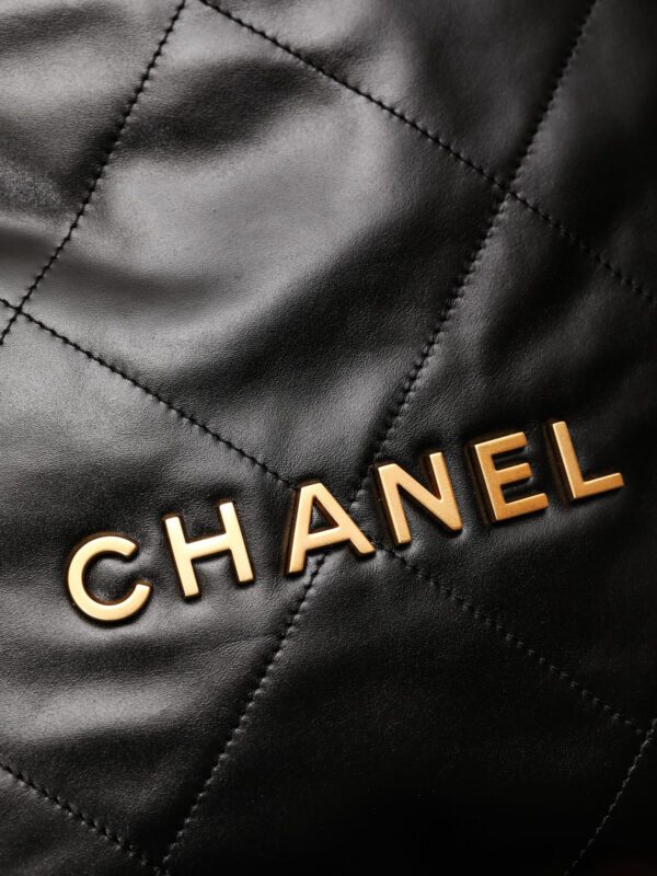 CHANEL 22 BAG