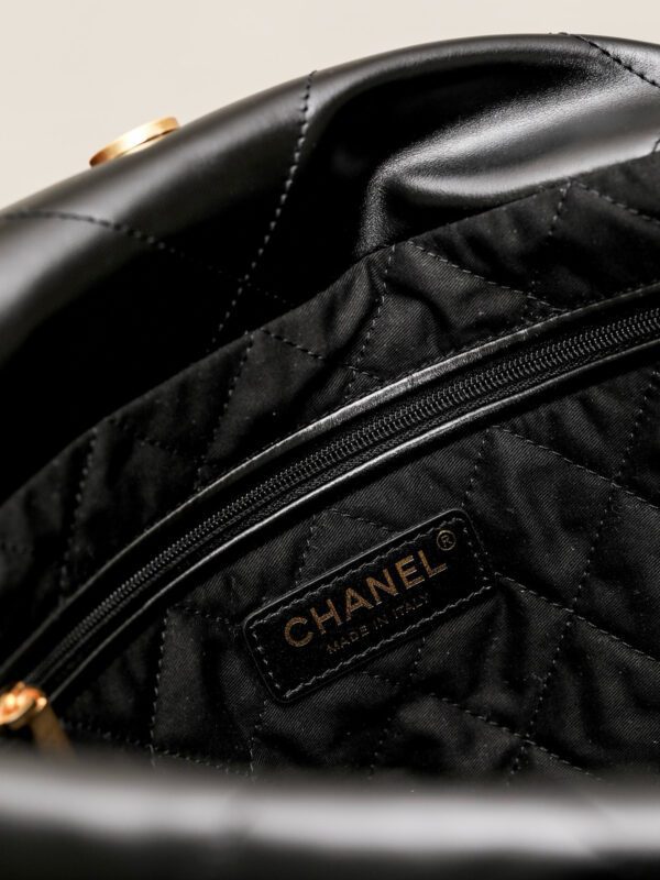 CHANEL 22 BAG
