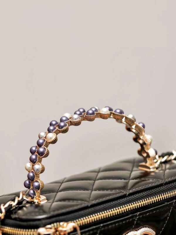CHANEL 24P Pearl makeup case bag