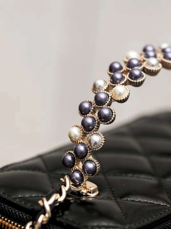 CHANEL 24P Pearl makeup case bag