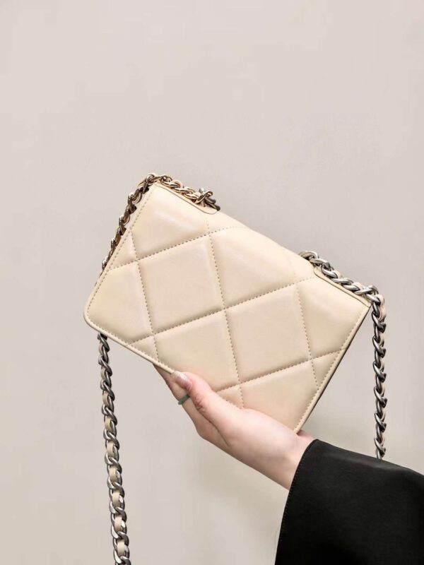 CHANEL classics 19 woc