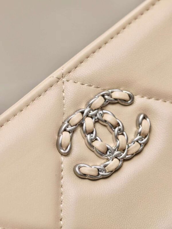 CHANEL classics 19 woc
