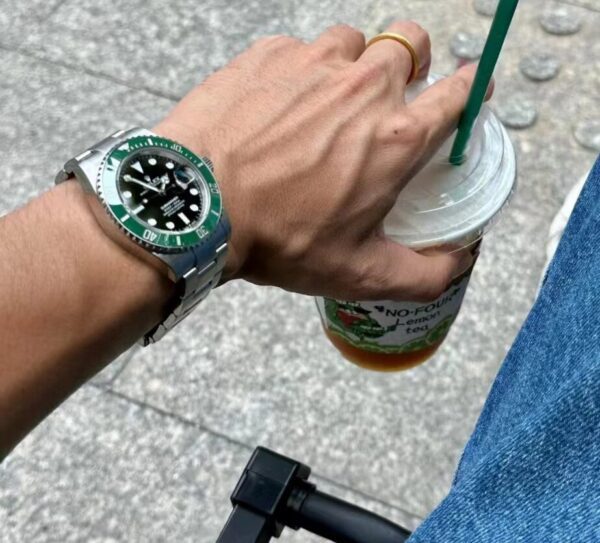 ROLEX Submariner DATE Oyster 126610LV