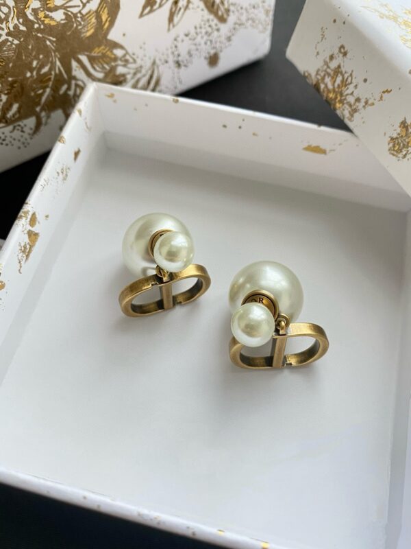 DIOR LOGO  Vintage pearl stud earrings
