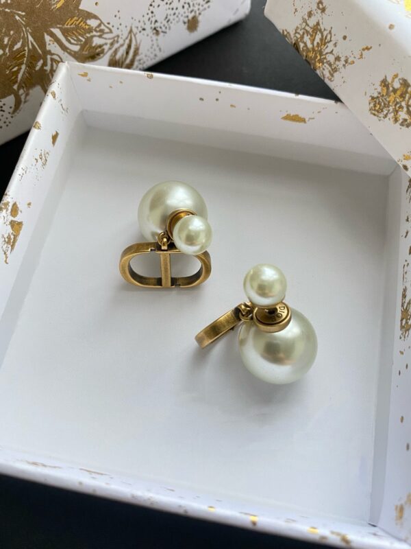 DIOR LOGO  Vintage pearl stud earrings