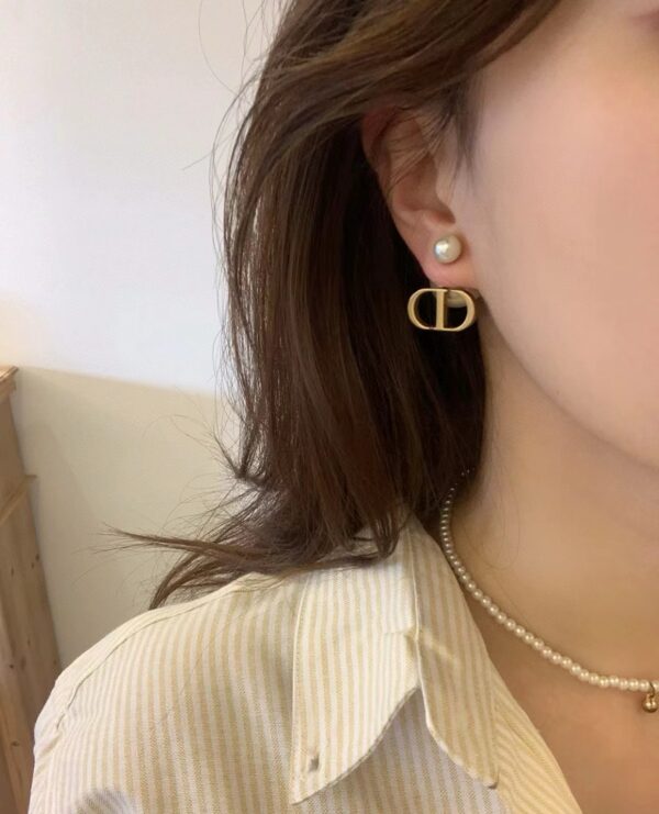 DIOR LOGO  Vintage pearl stud earrings