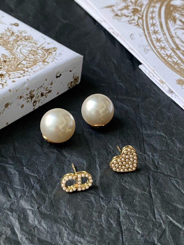 DIOR Asymmetric heart pearl earrings