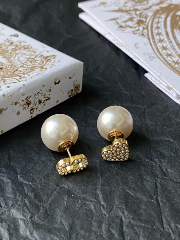 DIOR Asymmetric heart pearl earrings