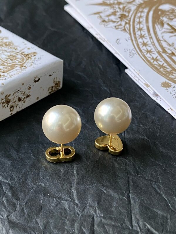 DIOR Asymmetric heart pearl earrings