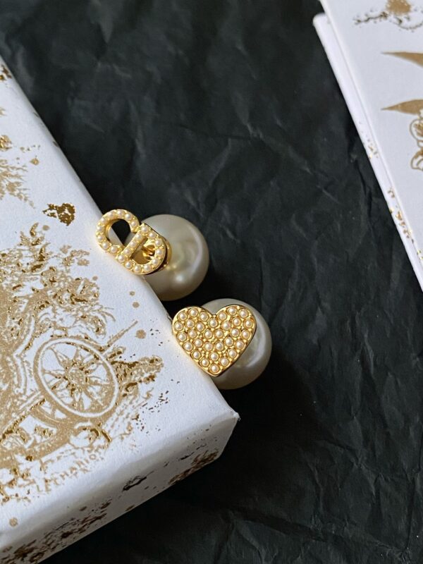 DIOR Asymmetric heart pearl earrings