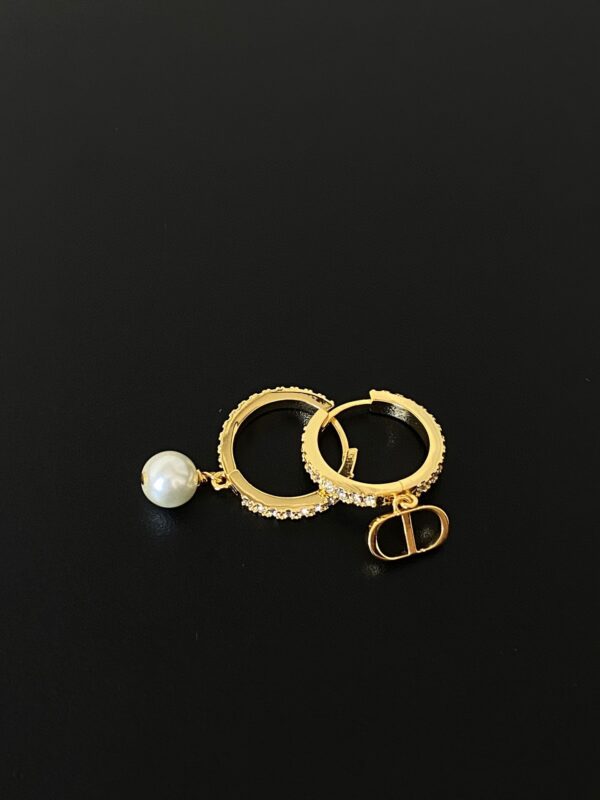 DIOR FALL 22 Alphabet pearl earrings