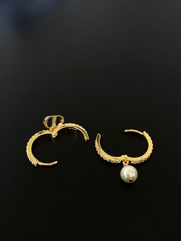DIOR FALL 22 Alphabet pearl earrings