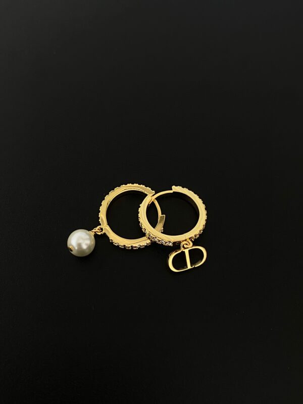 DIOR FALL 22 Alphabet pearl earrings