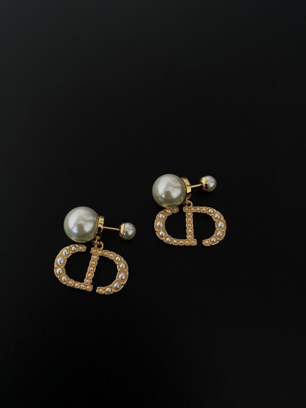 DIOR Alphabet pearl earrings