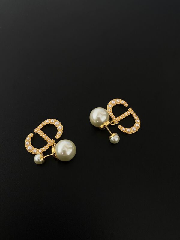 DIOR Alphabet pearl earrings