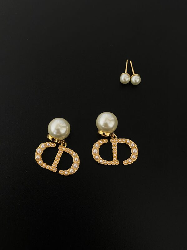 DIOR Alphabet pearl earrings