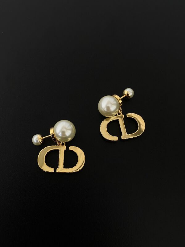DIOR Alphabet pearl earrings