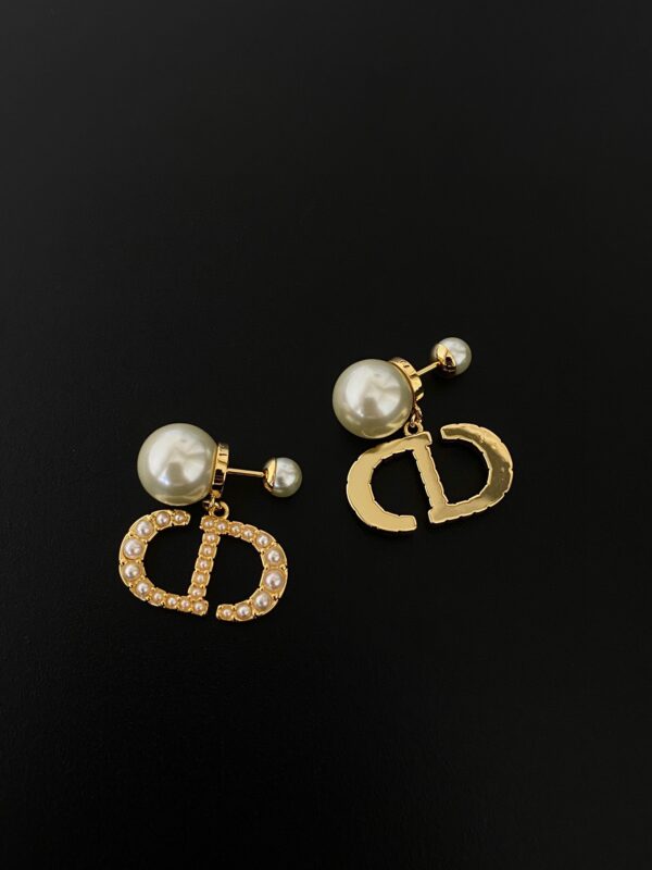 DIOR Alphabet pearl earrings