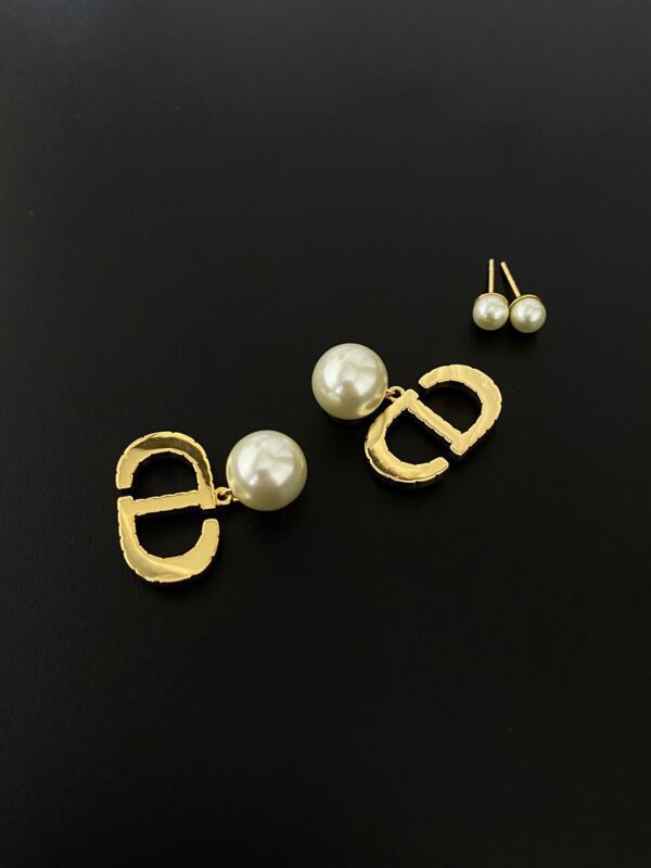 DIOR Alphabet pearl earrings