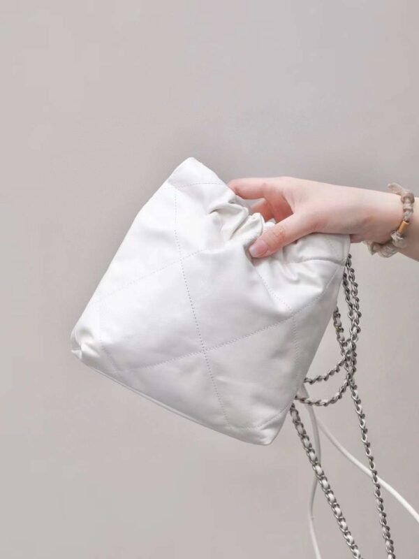 CHANEL 23SS MINI 22BAG