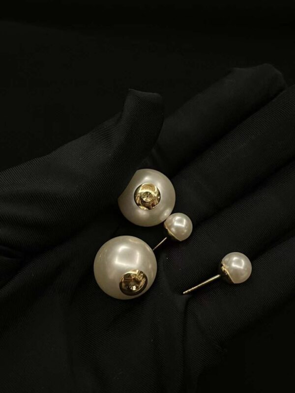 DIOR Classic pearl stud earrings