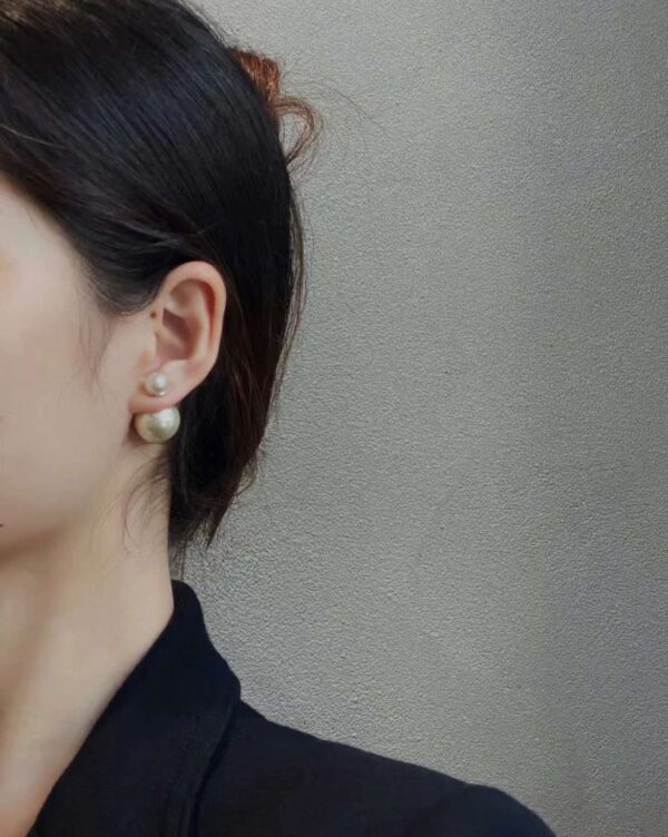 DIOR Classic pearl stud earrings