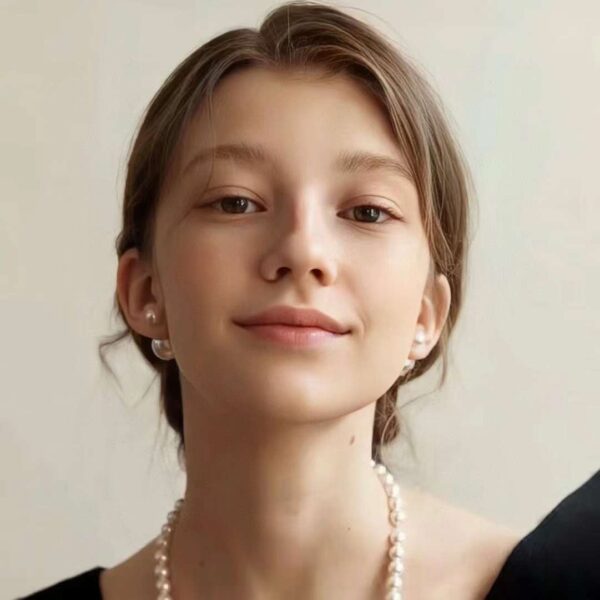 DIOR Classic pearl stud earrings