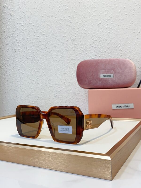 MIUMIU Runway sunglasses