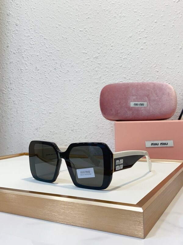 MIUMIU Runway sunglasses