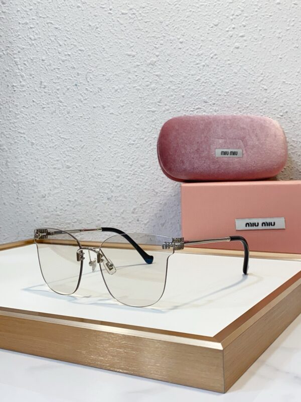 MIUMIU Runway sunglasses