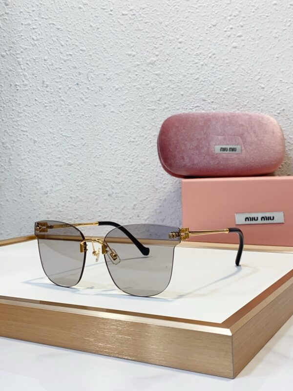 MIUMIU Runway sunglasses
