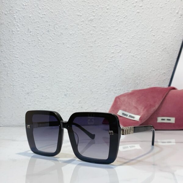 MIUMIU SQUARE SUNGLASSES