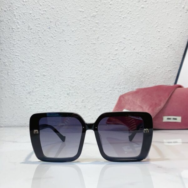 MIUMIU SQUARE SUNGLASSES