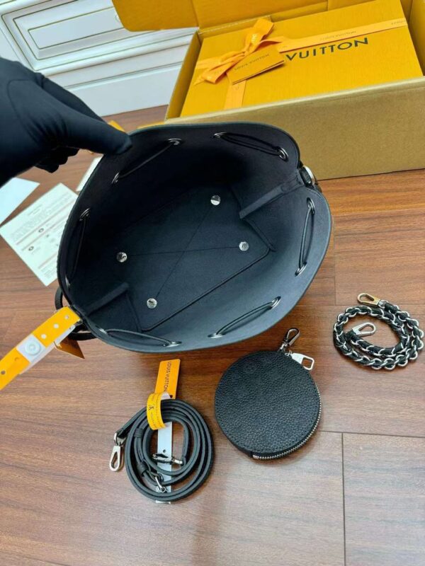 LV M57070 One shoulder bucket bag