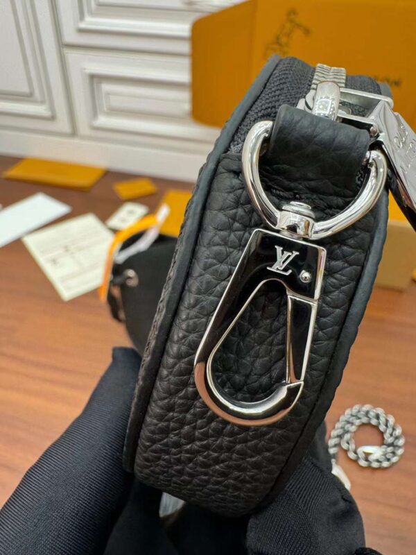 LV M57070 One shoulder bucket bag