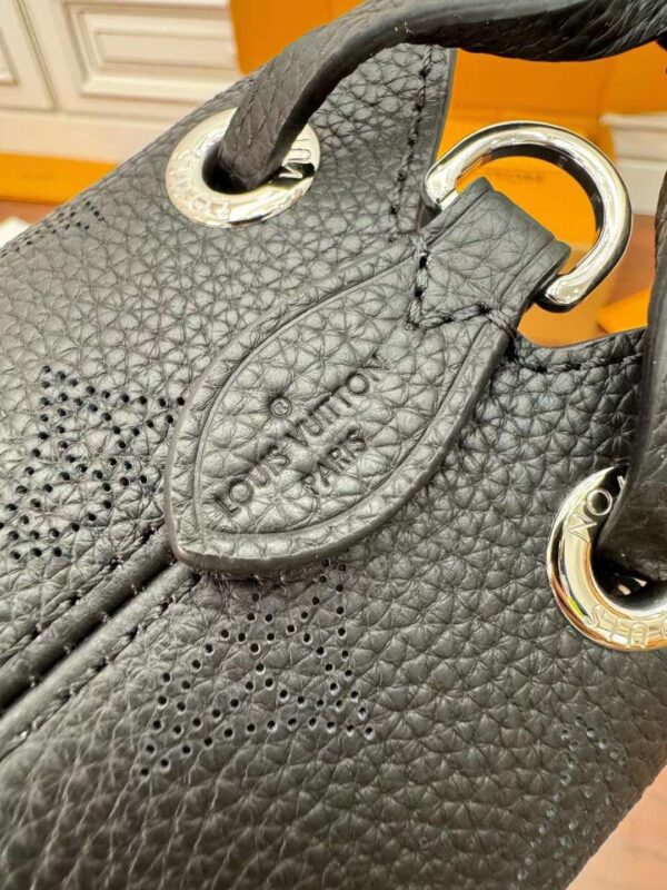 LV M57070 One shoulder bucket bag