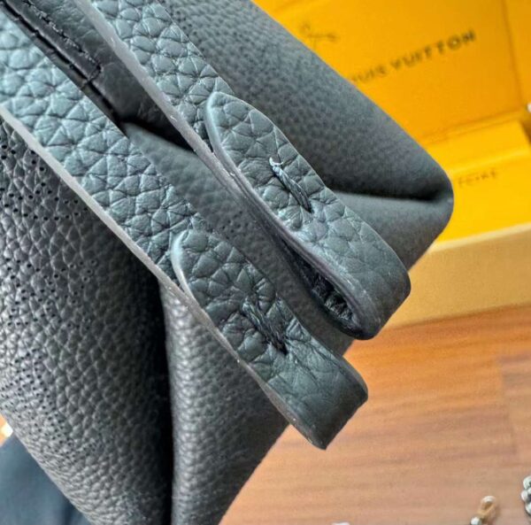 LV M57070 One shoulder bucket bag