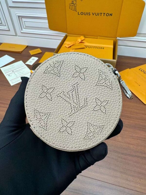 LV M57201 One shoulder bucket bag