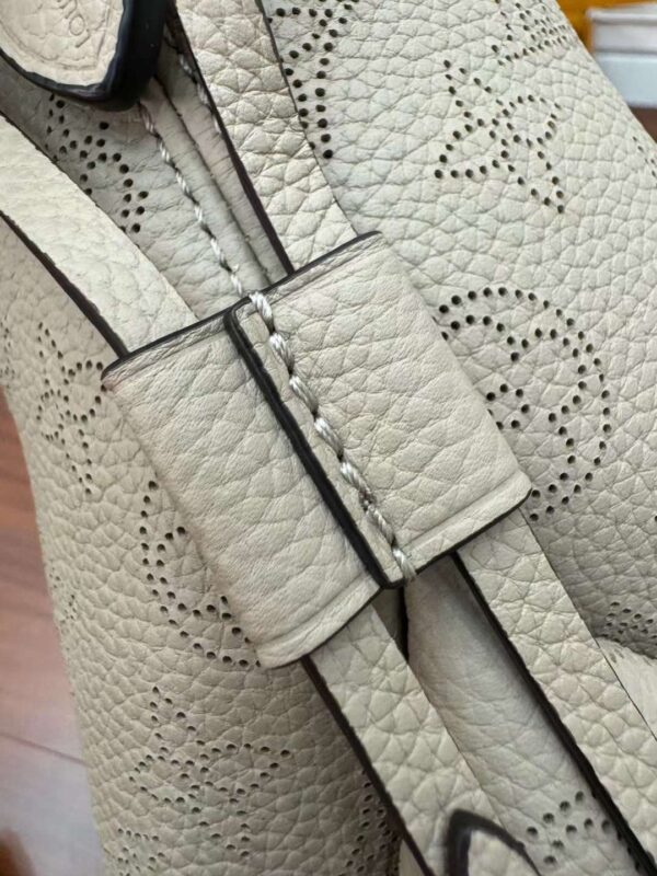 LV M57201 One shoulder bucket bag