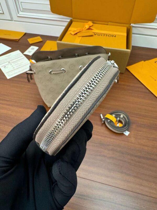 LV M57201 One shoulder bucket bag